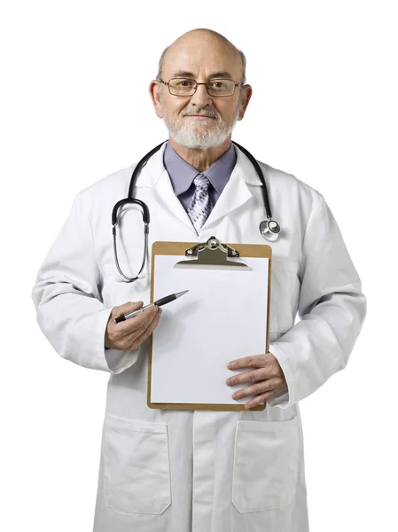 Μια παλιά γιατρός που δείχνει ένα άδειο ιατρική πρόχειρο — Φωτογραφία Αρχείου
