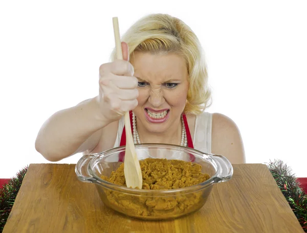 Donna arrabbiata mescolando pasta biscotto — Foto Stock