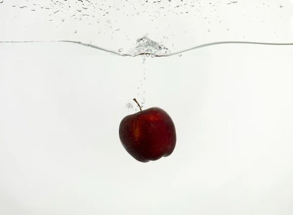 Apfel im Wasser — Stockfoto