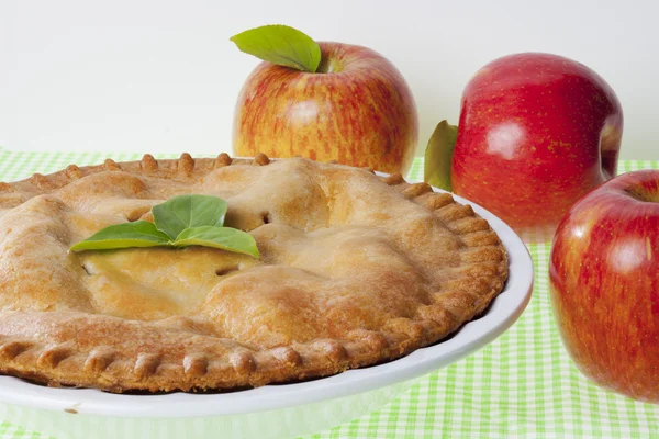 Apple pie with apples on the side — Stock Photo, Image