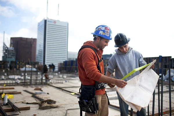 Arkitekter diskuterar över blueprint — Stockfoto