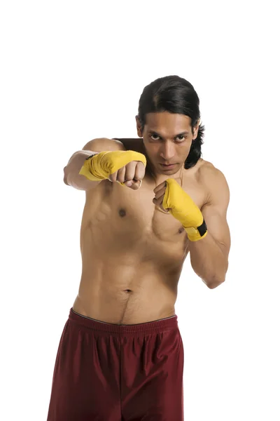 Азиатский боксер дает удары — стоковое фото