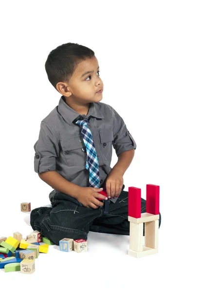 Азиатский мальчик играет с игрушками — стоковое фото