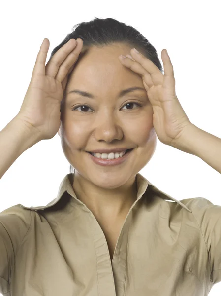 Aziatische Dame glimlachen terwijl hand op haar hoofd — Stockfoto