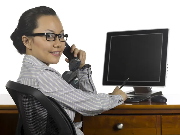 Asiatische Büromädchen lächelt, während sie am Telefon spricht — Stockfoto