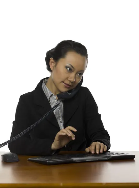 Ásia escritório menina falando para o telefone — Fotografia de Stock