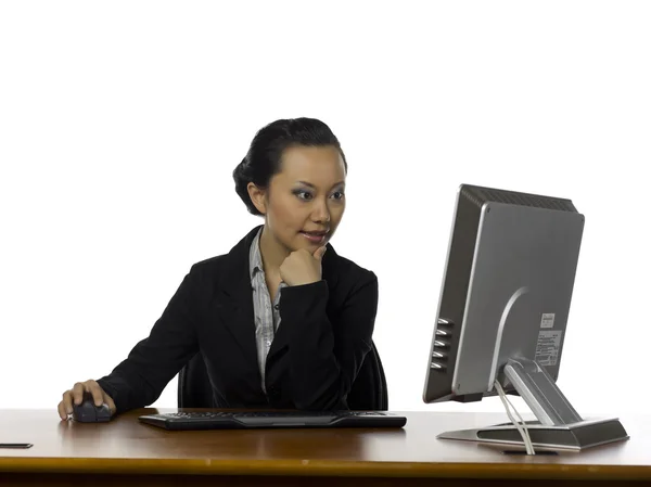 그녀의 컴퓨터에서 작업 하는 아시아 사무실 소녀 — 스톡 사진