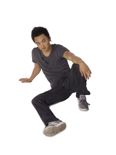 Aziatische tiener man zittend op de vloer — Stockfoto