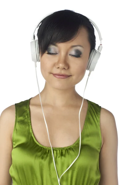 Mujer asiática escuchando música — Foto de Stock