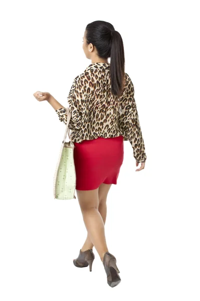 Азиатка на задней части спины ходьба — стоковое фото