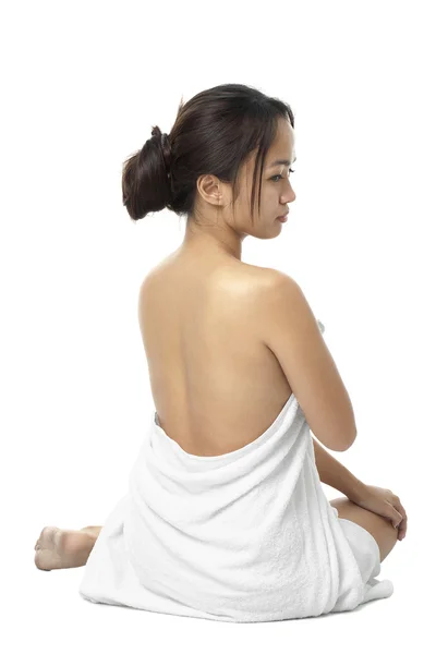 Азиатка на полотенце для ванны — стоковое фото