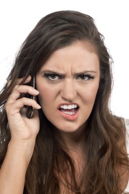 öfkeli kadın konuşmak için telefon