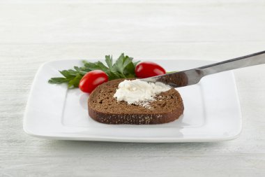 bir tabak yayılmış tereyağı ile Çikolatalı ekmek ile