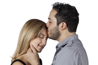 bir adam karısını alnından öpmek