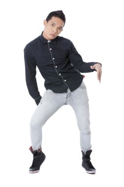 Asyalı adam kamera için poz