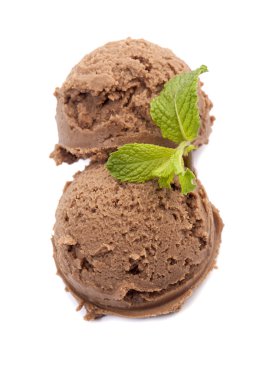 Naneli çikolatalı dondurma kaşık bırakır