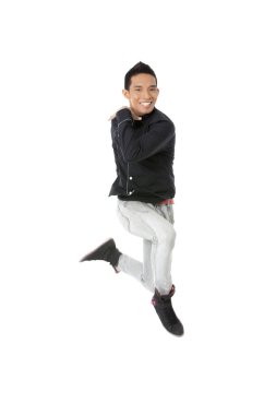 beyaz zemin üzerinde diz çökmüş iken gülümseyen bir adam