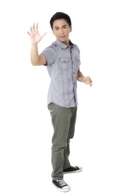 adam şaşırmış bir göz ile