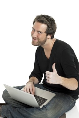 bir laptop tutan eller erkek onayladı