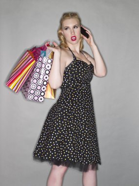 çekici bayan çanta ve cep telefonu ile