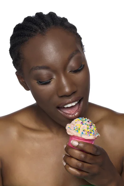 Una donna africana che sta per mangiare un gelato — Foto Stock