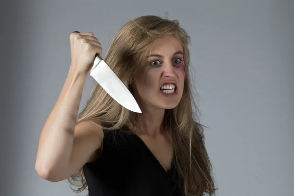 An angry lady holding a knife — Stock Photo, Image