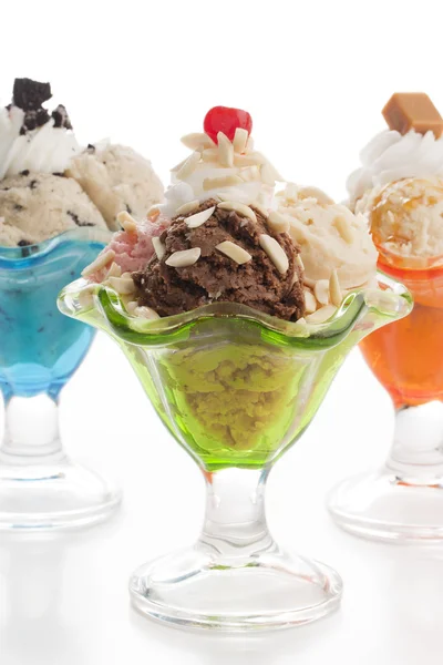Um gelado em uma xícara com coberturas — Fotografia de Stock