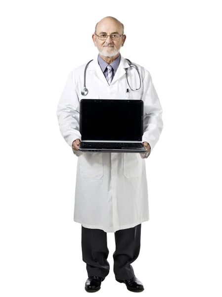 Um velho médico masculino segurando laptop — Fotografia de Stock