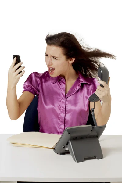 Mulher de negócios irritada atender chamadas — Fotografia de Stock