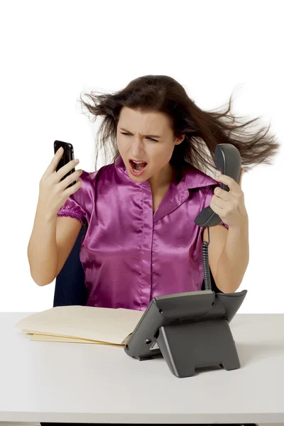 愤怒的女性办公室工作人员在电话里大喊 — 图库照片