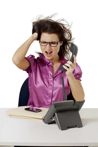 Сердитая офисная девушка, кричащая, держа телефон — стоковое фото