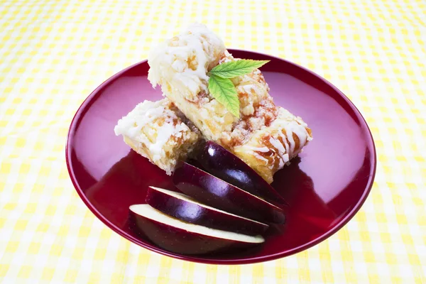 Tarta de manzana servida en plato rojo — Foto de Stock