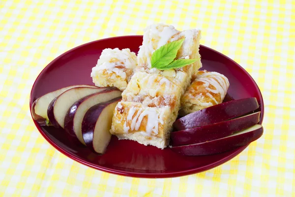 Tarta de manzana servida con manzana en rodajas — Foto de Stock