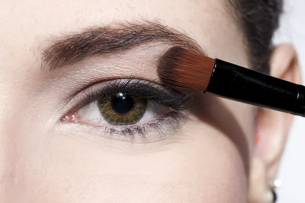 Applying eyeshadow — Stock Photo, Image
