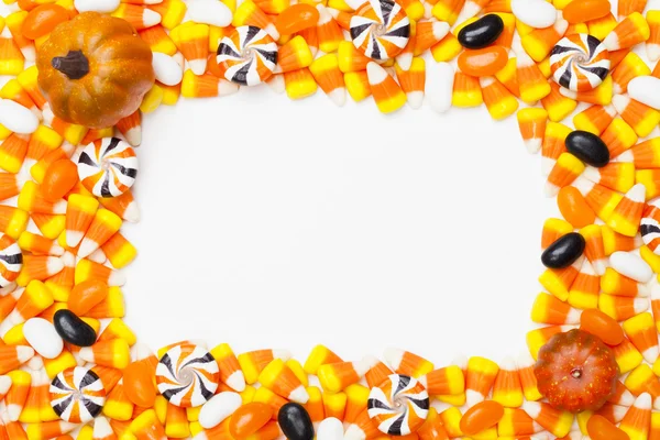 Arranged candy corns and pumpkins — Stock Photo, Image