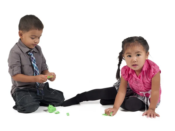 Niños asiáticos jugando con la masa de juego — Foto de Stock