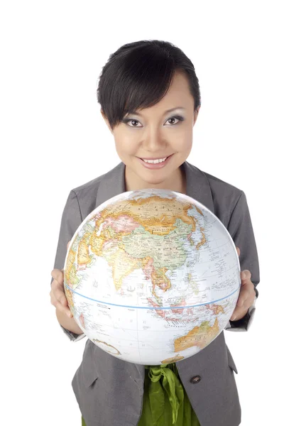 Азиатская женщина с глобусом — стоковое фото