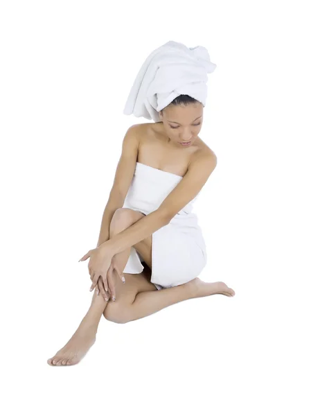 Aziatische vrouw gewikkeld in een handdoek — Stockfoto