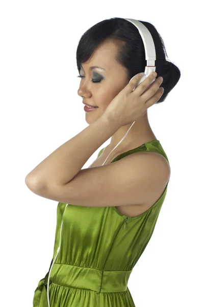 Asiatisk tjej lyssnar musik till hennes headset — Stockfoto