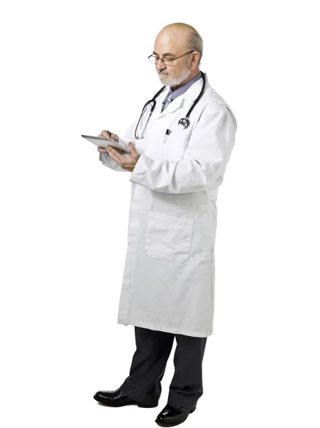 Egy férfi orvos gazdaság egy tablet pc — Stock Fotó