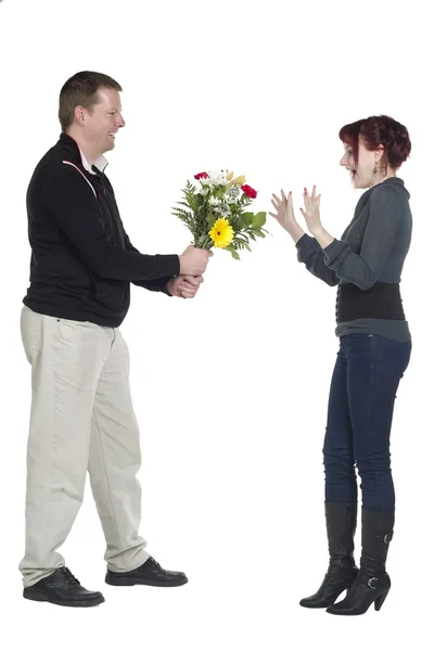 Мужчина с цветами собирается подарить жене — стоковое фото