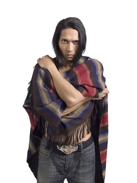 Een man die betrekking hebben op zijn lichaam met sjaal — Stockfoto