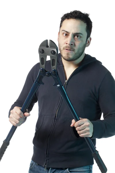 Een man met een grote draadknipper — Stockfoto