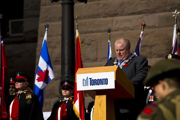 Un homme prononçant un discours le jour du Souvenir — Photo