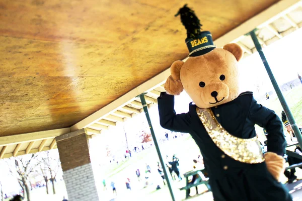 Ein Schulmaskottchen bei einer Weihnachtsmann-Parade — Stockfoto