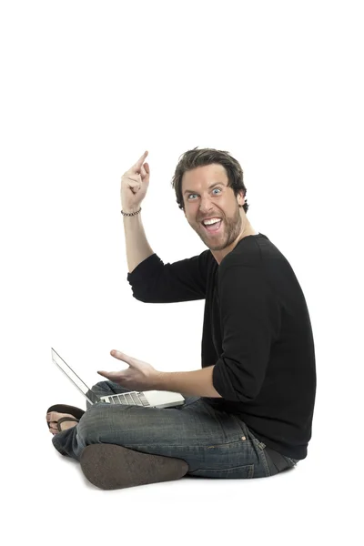 Ein unhöflicher Mann mit Laptop, der seinen Mittelfinger zeigt — Stockfoto