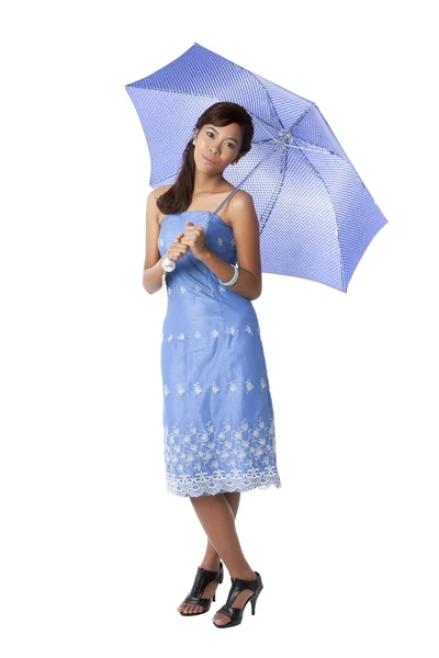 Uma linda senhora com um guarda-chuva azul — Fotografia de Stock