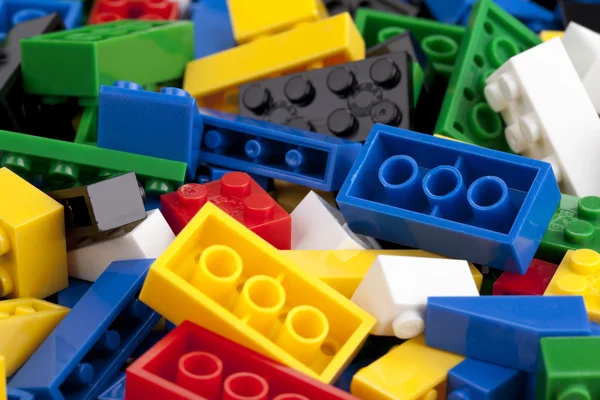 En hög med färgglada lego block — Stockfoto