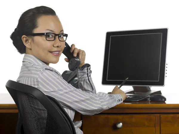 Aziatische kantoor meisje lacht tijdens het gesprek op de telefoon — Stockfoto