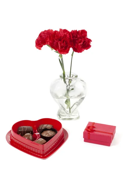 Une fleur rouge avec chocolats et bijoux — Photo